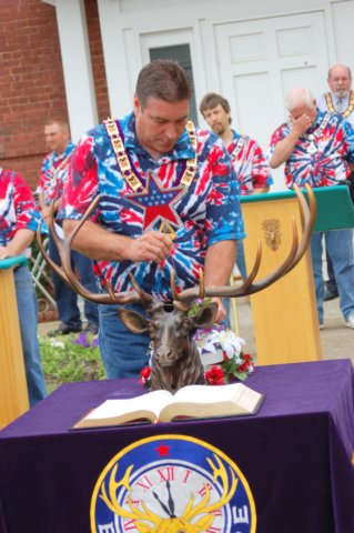 elksflagday200961.jpg